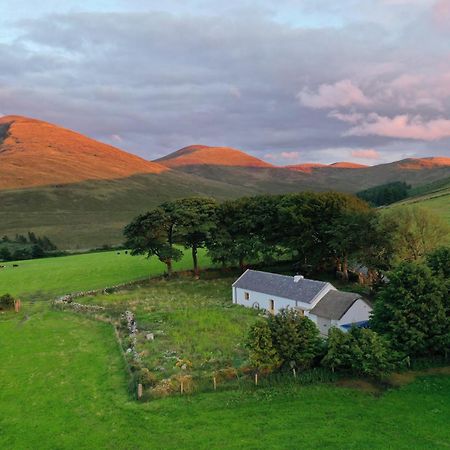 Thistle Thatch Cottage And Hot Tub - Mourne Mountains Нюкасъл Екстериор снимка