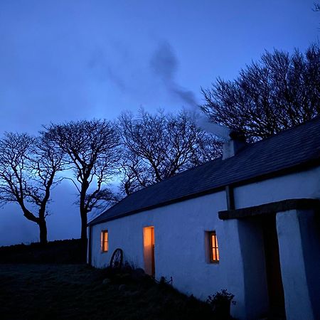 Thistle Thatch Cottage And Hot Tub - Mourne Mountains Нюкасъл Екстериор снимка