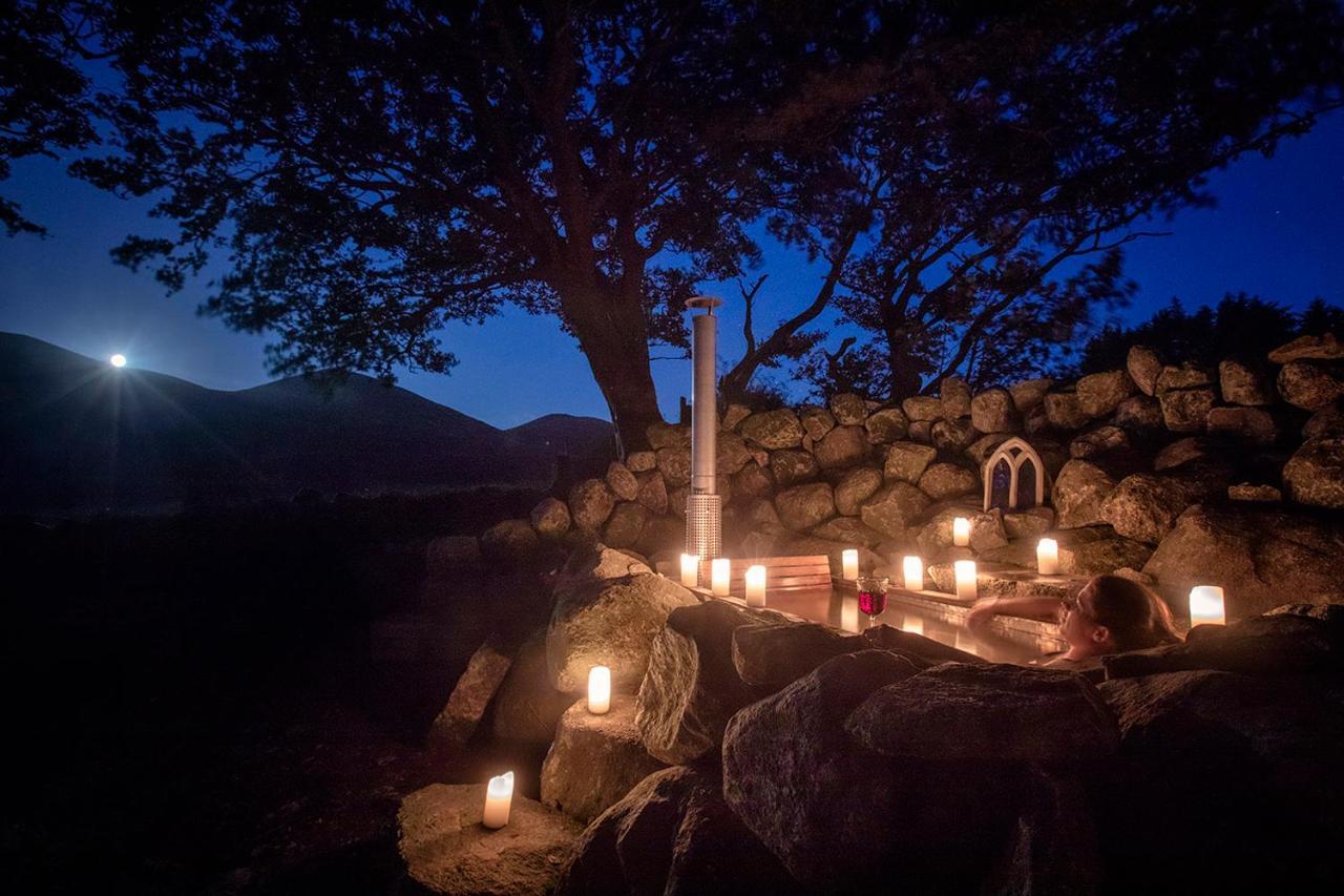 Thistle Thatch Cottage And Hot Tub - Mourne Mountains Нюкасъл Екстериор снимка