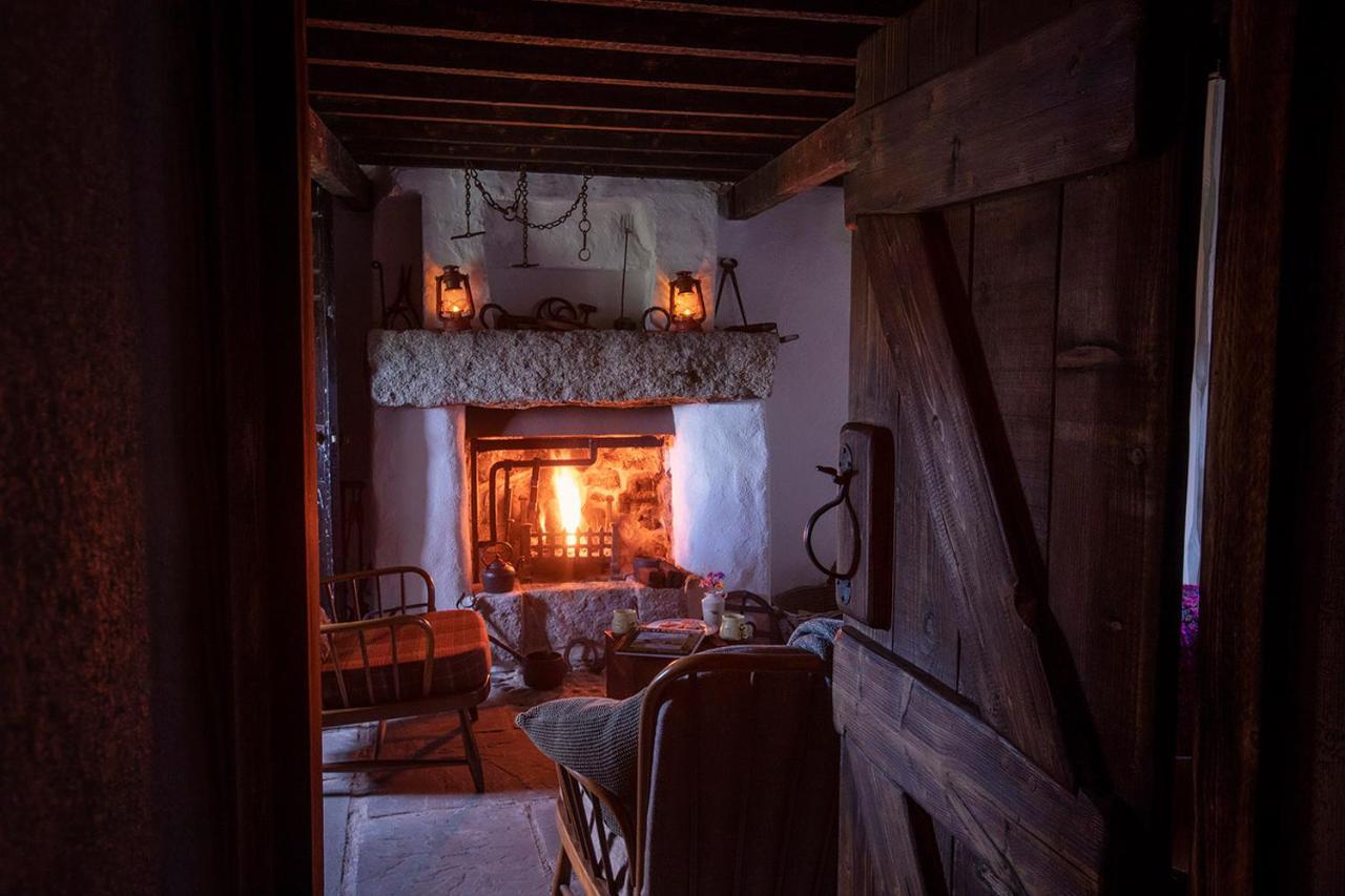 Thistle Thatch Cottage And Hot Tub - Mourne Mountains Нюкасъл Екстериор снимка