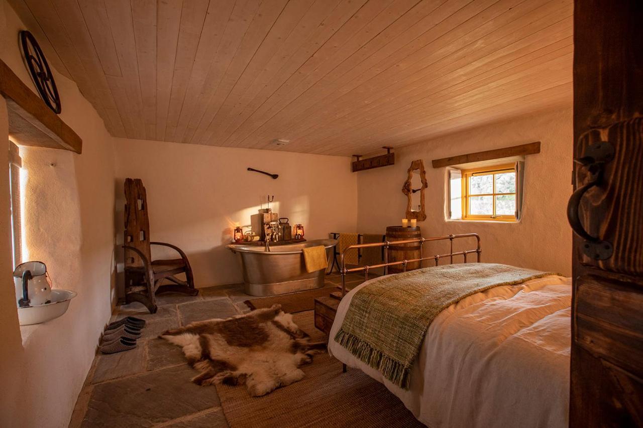 Thistle Thatch Cottage And Hot Tub - Mourne Mountains Нюкасъл Екстериор снимка