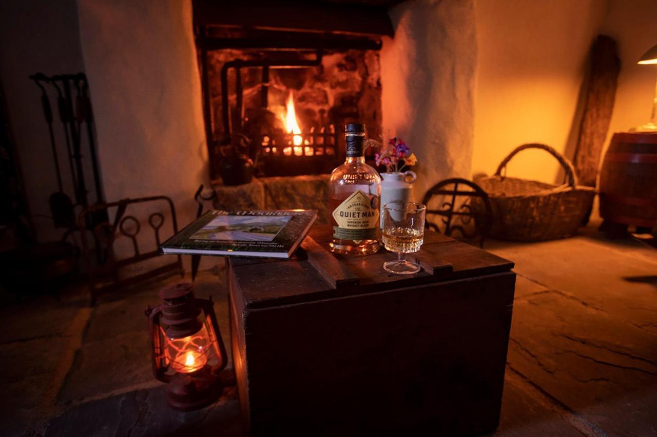 Thistle Thatch Cottage And Hot Tub - Mourne Mountains Нюкасъл Екстериор снимка