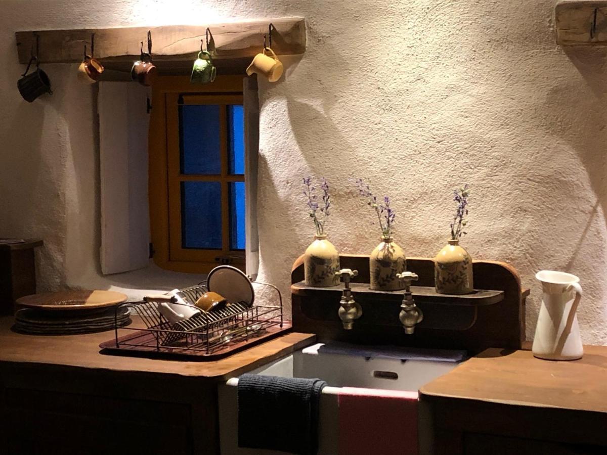 Thistle Thatch Cottage And Hot Tub - Mourne Mountains Нюкасъл Екстериор снимка