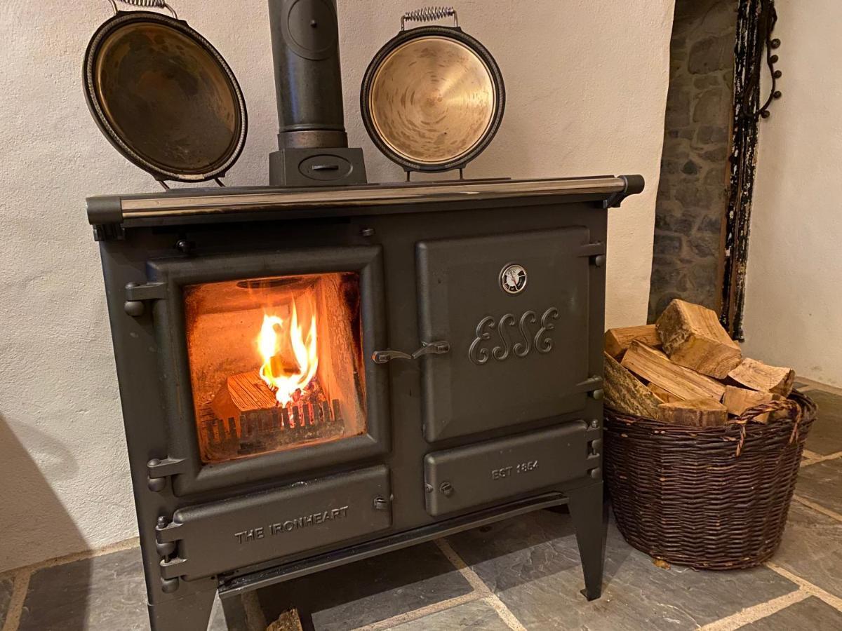 Thistle Thatch Cottage And Hot Tub - Mourne Mountains Нюкасъл Екстериор снимка