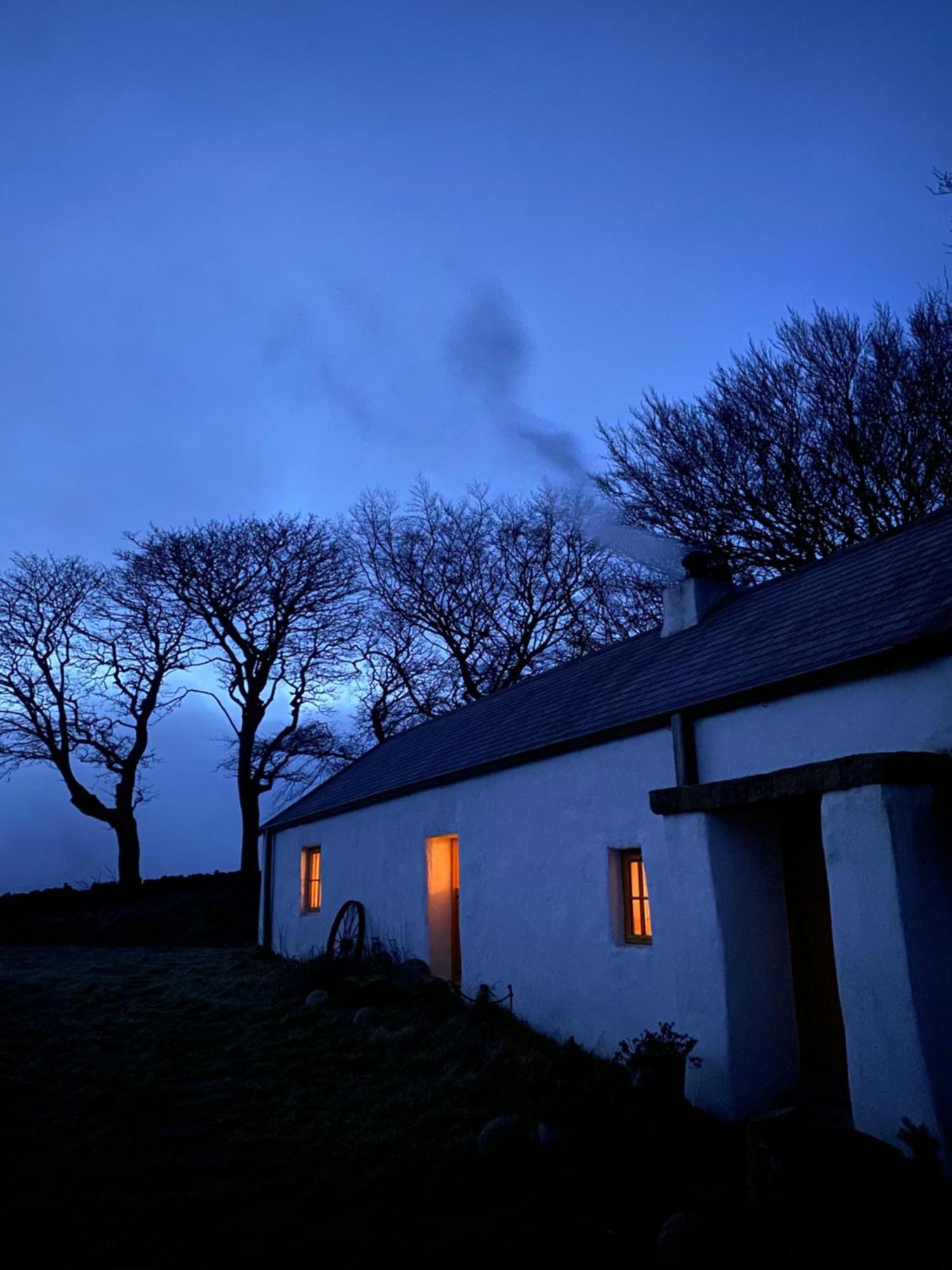 Thistle Thatch Cottage And Hot Tub - Mourne Mountains Нюкасъл Екстериор снимка